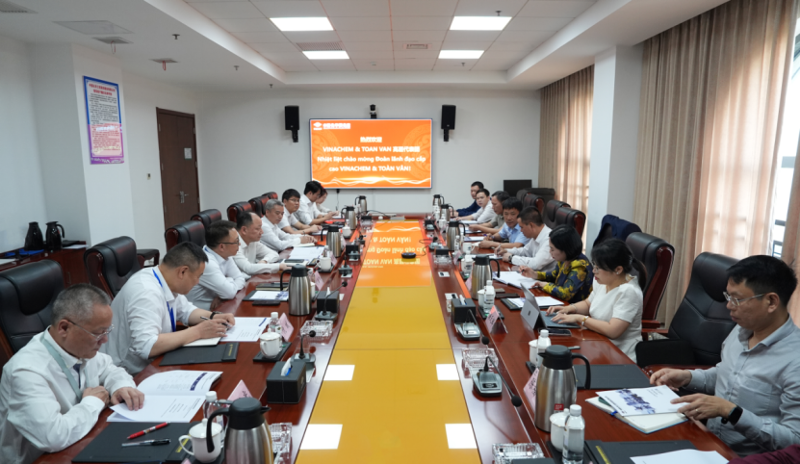 周鴻會見越南化學(xué)工業(yè)總公司寧平氮肥廠總經(jīng)理阮日憲、越南三云綜合貿(mào)易股份公司董事長謝氏青云